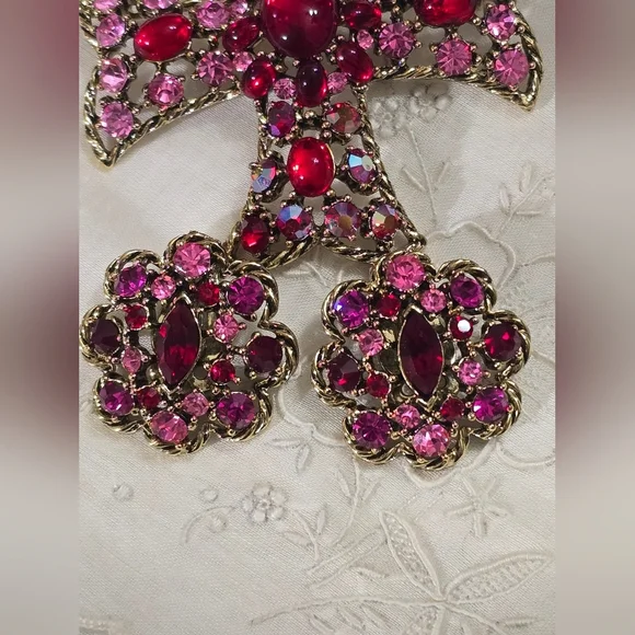 Vintage Weiss Pink Red Rhinestones Maltese Cross Brooch & Clip-on Earrings Set - Picture 4 of 10